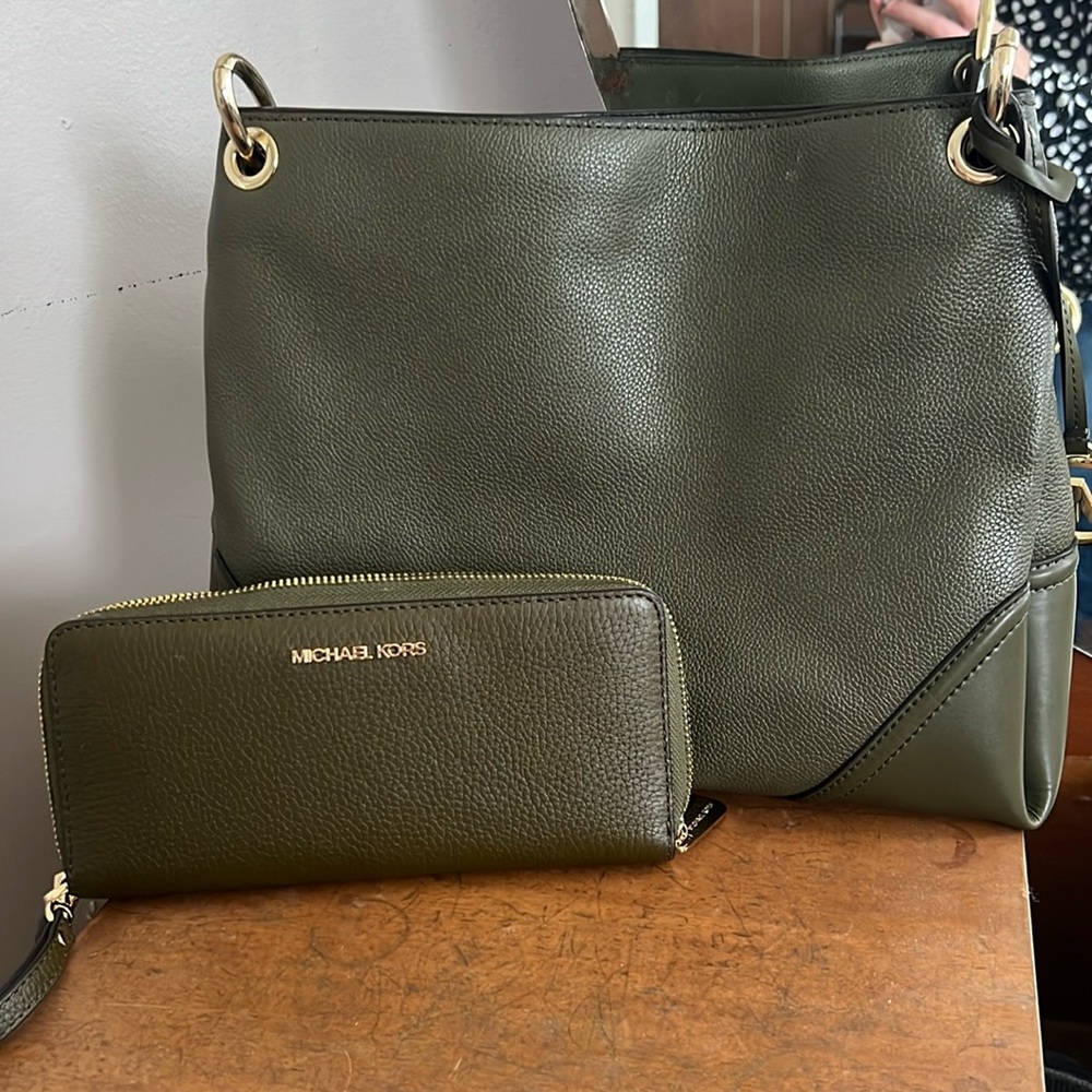 Michael Kors. Olive green purse